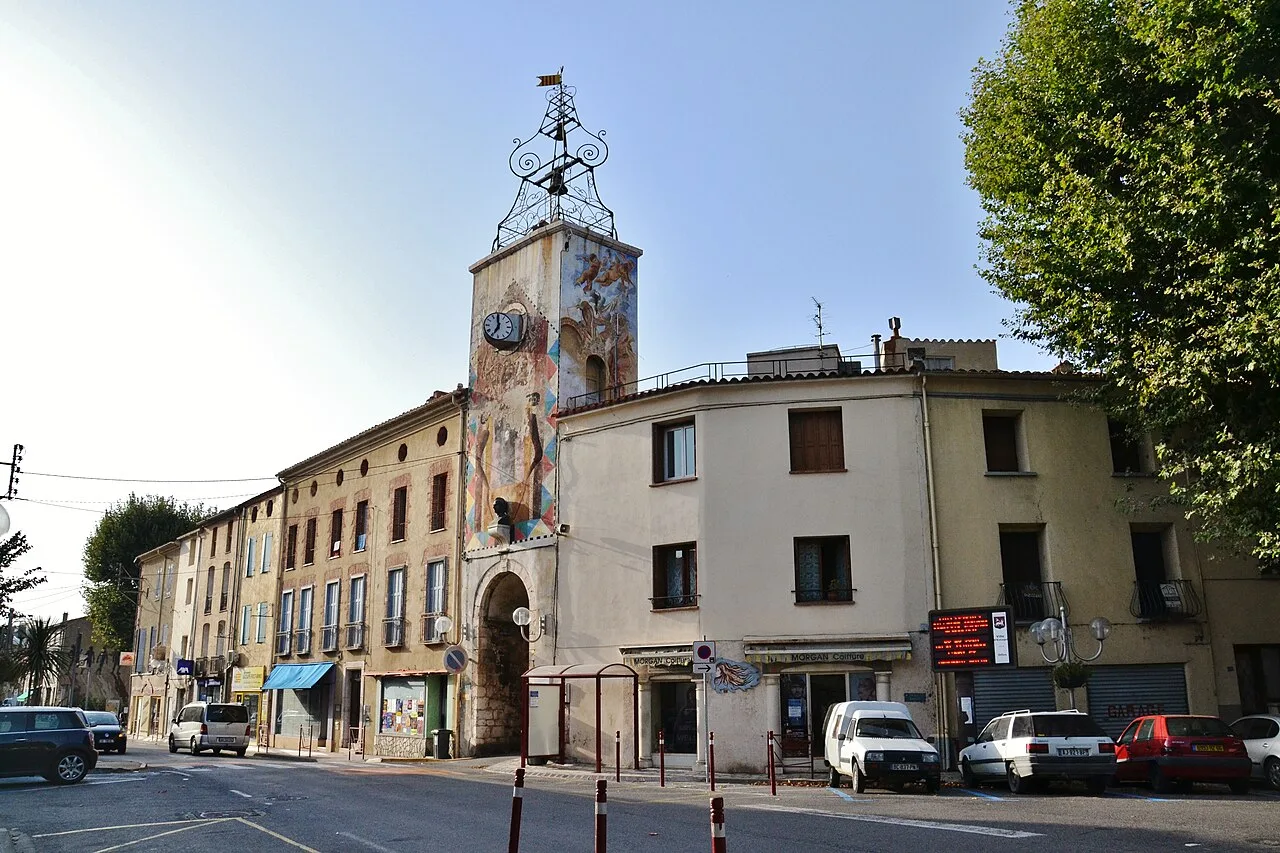 La tour de l'horloge, dans le centre d'Estagel (Pyrénées-Orientales, France)